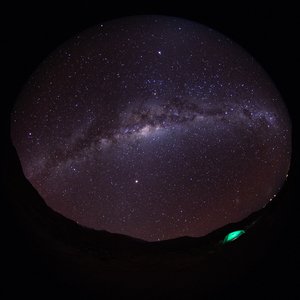 Die Milchstraße in der Atacama-Wüste über unserem Zelt