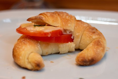 Medialuna con tomate, queso y albahaca