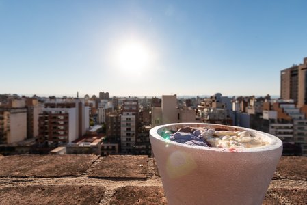 Bei 30°C Eis auf der Dachterasse.<br>Argentinisches Eis kauft man im 0,5 kg Becher.