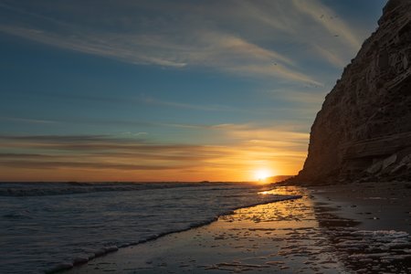 Sonnenuntergang in El Condór.<br>In den Felsen rechts lebt die größte Papageienkolonie der Welt.