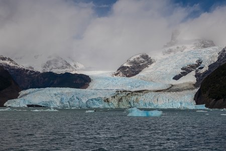 der Spegazzini Gletscher, an seiner Abbruchkante etwa 100m hoch